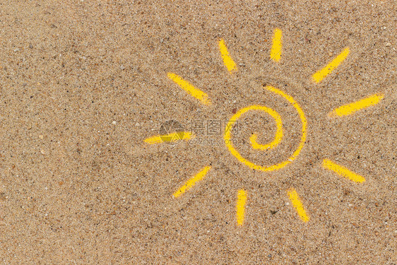 假期沙子上绘制的太阳标志创意顶视图复制空间沙子上绘制的太阳标志复制空间涂海岸图片