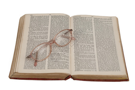 读字典和白色背景上隔绝的一副眼镜种文学图片