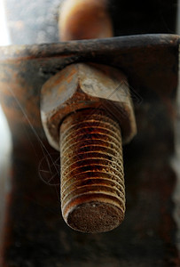 工业建筑闭期的生锈螺和坚果部分熨平板福利图片