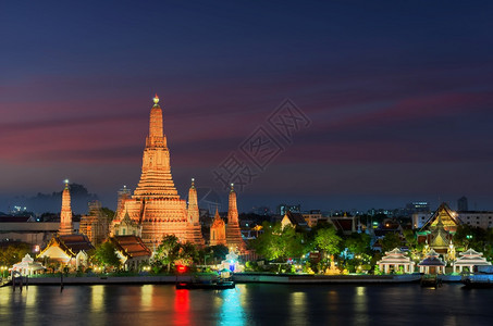著名的旅行宗教泰国曼谷WatArun寺是夜间WatArun寺最古老的考遗址图片