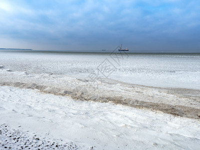 质地海里的冰泥冬天海和地平线上一艘船冬天海和地平线上一艘船海里冰泥俄罗斯水图片