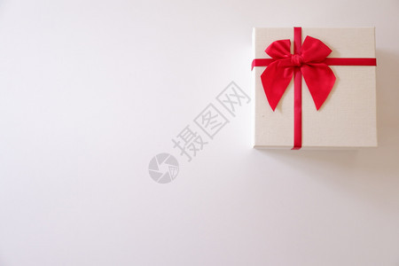 闪亮的白色背景带红丝的近身白礼品盒卡片销售图片