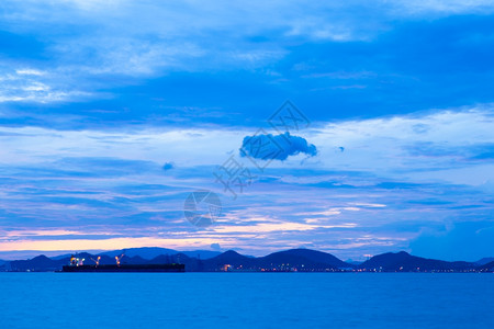 码头贮存早上太阳升起时船载货物在海上航行递送图片