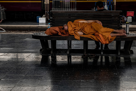 曼谷泰国7月日2019年和尚睡在木椅上等待着华蓝洪主火车站提供地区的火车有选择焦点停車處运输乘客图片