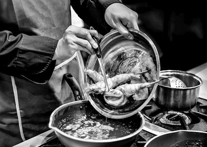男晚餐一种厨师在房做饭主在工作黑白图片