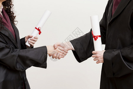 毕业生手拿学位证握手祝贺图片