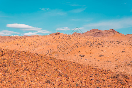 颜色黏土全景黄沙平原热太阳下黄色土壤山空谷旅行阿尔泰图片