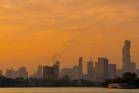 东南夏天曼谷市晚夜的船河交通日落时建造摩天大楼背景超图片