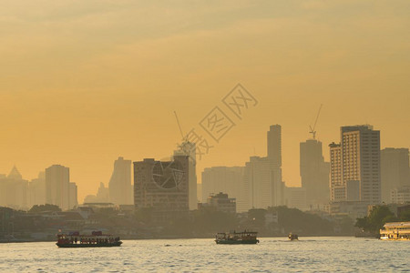 塔曼谷市晚夜的船河交通日落时建造摩天大楼背景亚洲旅游图片