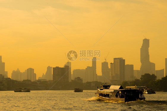 曼谷市晚夜的船河交通日落时建造摩天大楼背景美丽的水旅游图片