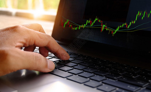 一名商人在计算机屏幕上检查股市图1名商人钱成功互联网图片