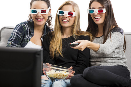 幸福轻松人们女孩用爆米花看3D电影图片