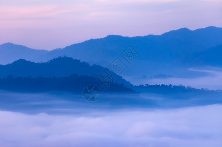 超过克拉干风景优美泰国佛丕府中央山谷KaengKrachan公园的雾海公园图片