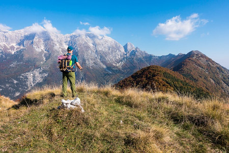 手表岩石享受在山顶的秋天人类登山者从顶看地图片