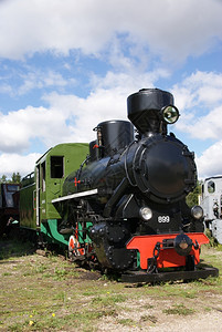 车站显现上个世纪的蒸汽机车在站台的费用旅行图片