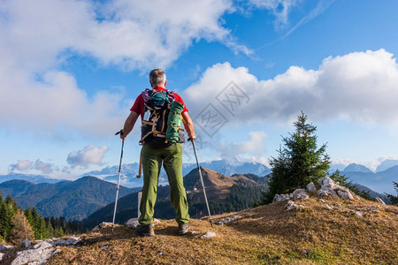 男人冒险背包的爬山者站在顶男图片
