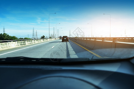 景观高速公路上驾驶汽车沥青黄昏图片