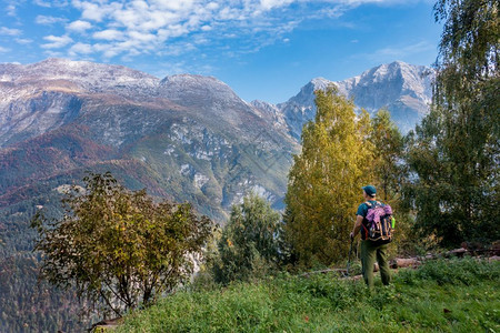 享受人徒步旅行者在秋天看山的风景观高级图片