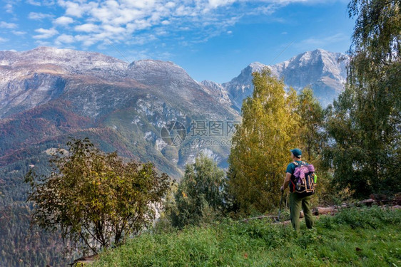 享受人徒步旅行者在秋天看山的风景观高级图片