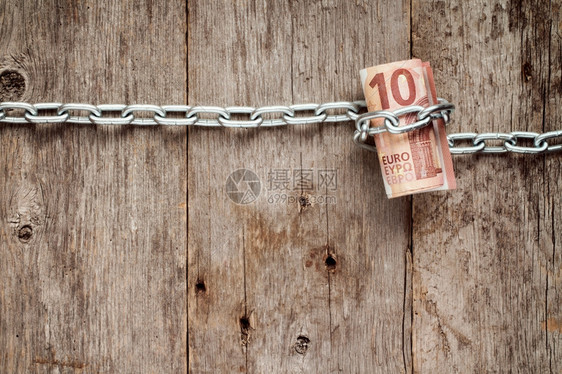 保险银行链条连着十欧元的钞票卷起来概念金钱被捆绑图片