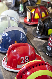 安全热徽章几把旧消防员头盔排成一图片