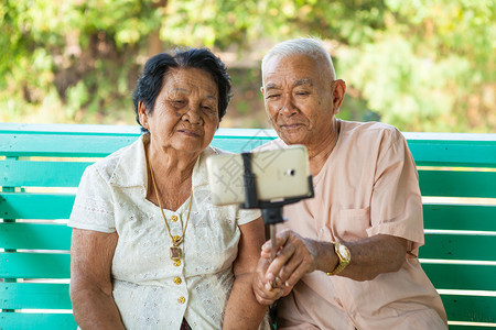 成熟旅行电话快乐的老夫妇在家里装自拍图片