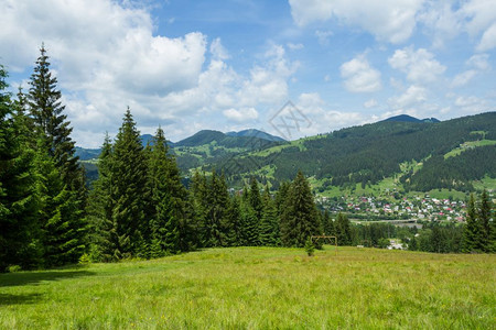 乡村的全景乌克兰喀尔巴阡山脉的美丽景色草地图片