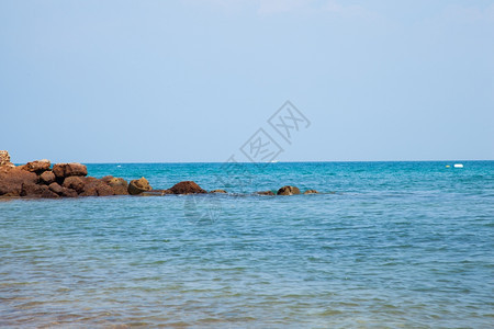 海中大岩石与岸相邻浪随时间而起景观碰撞结石图片