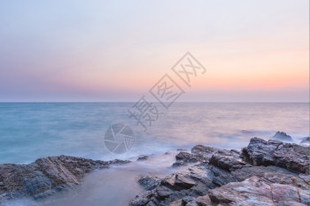 风景优美旅行丽的海在日落时罗马式海滨岸浪冲入图片