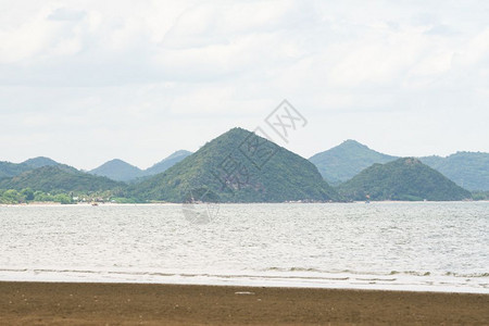 环境天空海附近有山岳上树木海前而山上也木森林图片