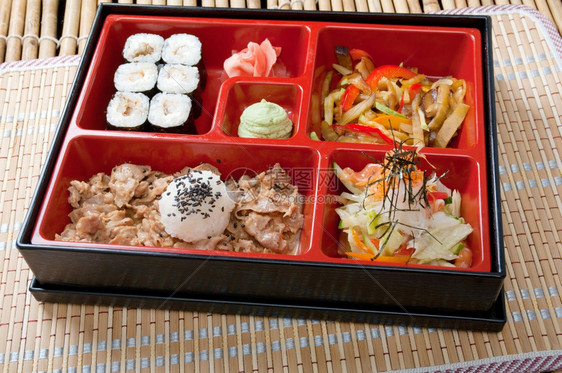 日本托快餐午盒辣椒牛肉白饭图片