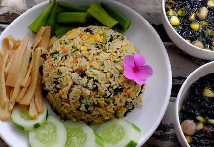 炸米饭最上观盘蔬菜如黄瓜竹子秋花和海藻汤午餐时家庭用甜食素准备在木本底吃美味的秋葵盘子图片