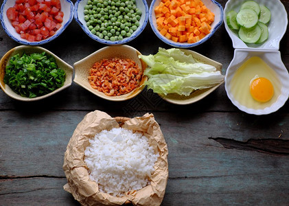 课程越南食物炒饭大米鸡蛋香肠干虾豆黄瓜番茄胡萝卜和扇菜用木制的多彩食品加工制作越南语图片