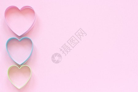 粉色的为了二月在柔和的粉红色背景上心形彩色切割饼干概念Valentinersquos卡顶视图复制文本空间图片