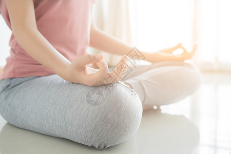 健康女坐在莲花瑜伽位置年轻健康女坐在家庭姿势运动中沉思生活方式和放松的观念上体贴近身和半健康女亚洲人欧姆士图片