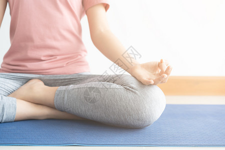 摆姿势健康女坐在莲花瑜伽位置年轻健康女坐在家庭姿势运动中沉思生活方式和放松的观念上体贴近身和半健康女呼吸须花式图片