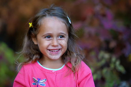 相机漂亮的小女孩有大眼睛微笑户外颜色孩子图片