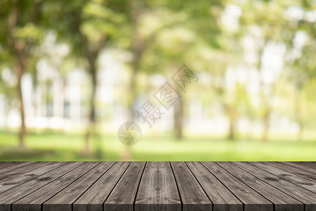 桌子公园广告模糊背景复制空间上的木板用于对您的产品或设计进行匹配在花园里有抽象的模糊背景空白棕色板图片