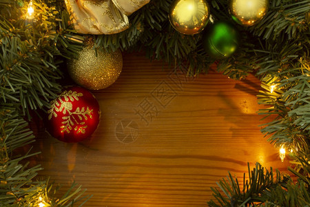 木桌上的绿色圣诞树枝图片