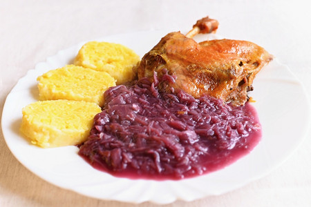 红色的肉捷克传统自制假日食物烤鸭配有卷菜和土豆片健康图片