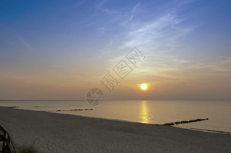 波罗的海沿岸日出上落波罗海沿岸日出反射天空海浪图片