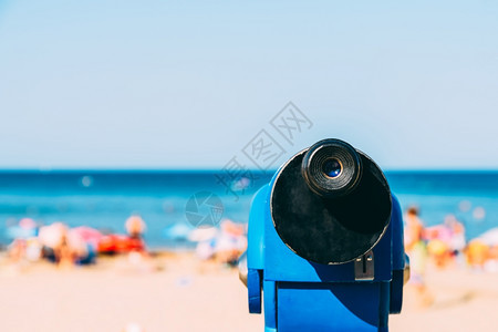 具有海滩和洋背景的蓝锥体操作望远镜风景水绿松石图片