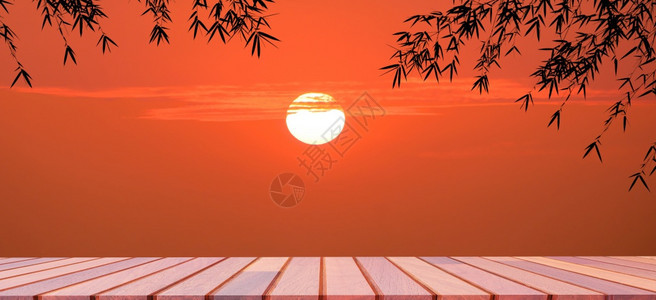 清空硬木板上面有双影竹枝在农村景象背中与日出天空相对太阳分支机构丰富多彩的图片