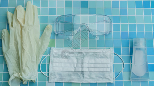 配件必须有物品外科手套防护面罩眼镜和清洁剂凝胶锥体或Covid19保护准备感染图片