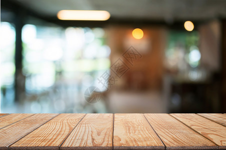 木制的在模糊咖啡厅背景上空木纸桌广告店铺图片