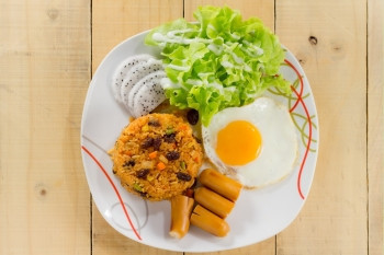 美国人式的早餐套炒饭鸡蛋卡路里餐厅图片