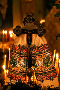 宗教的祷告在正统会中用刺绣毛巾和燃烧蜡烛交叉用于宗教和祈祷的概念象征图片