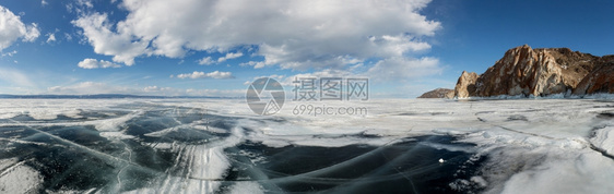 多云的俄罗斯伊尔库茨克地区奥霍恩岛冰湖白加尔山上云层运动黄昏兄弟图片