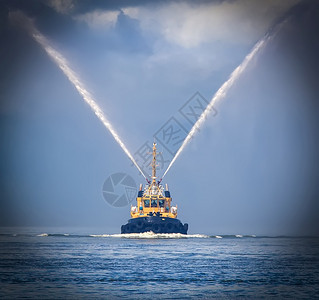 战斗机部消防水带船在太平洋上的堪察加喷水消防带船在太平洋上的堪察加喷水火图片