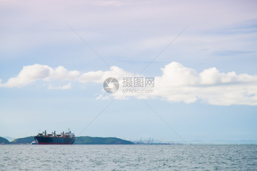 出口航运贮存早上在山后面的海上登船造图片